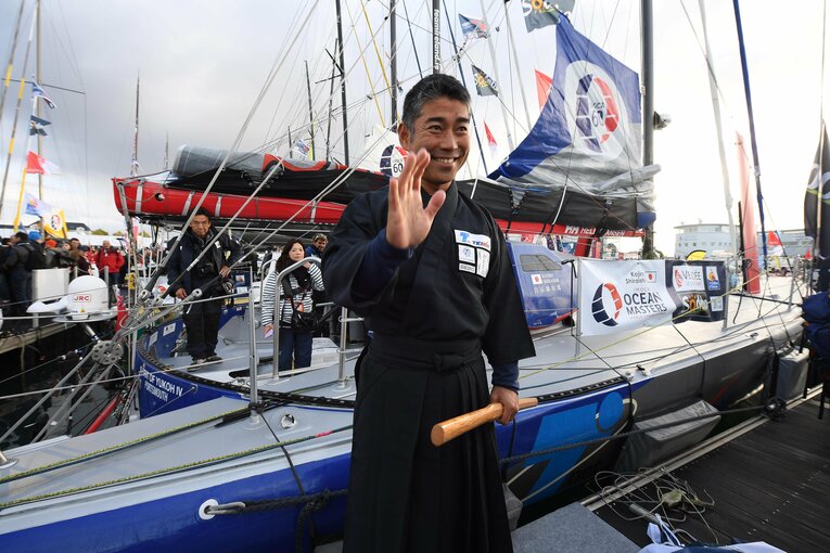 アジア人として初出場となった白石は出港時に刀を手に道着姿で登場　©︎PRESSE SPORTS/AFLO