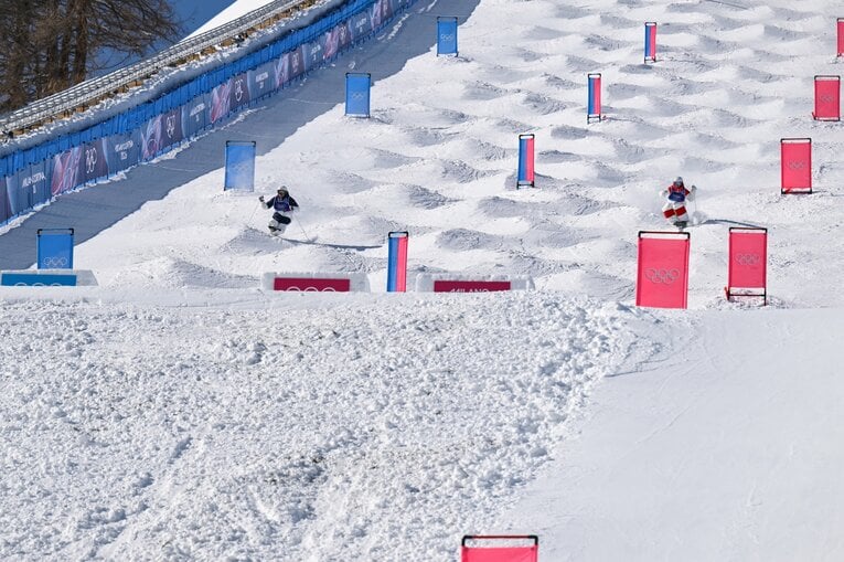 デュアルモーグル決勝の堀島のゴールの瞬間を連続写真で！　©Nanae Suzuki/JMPA