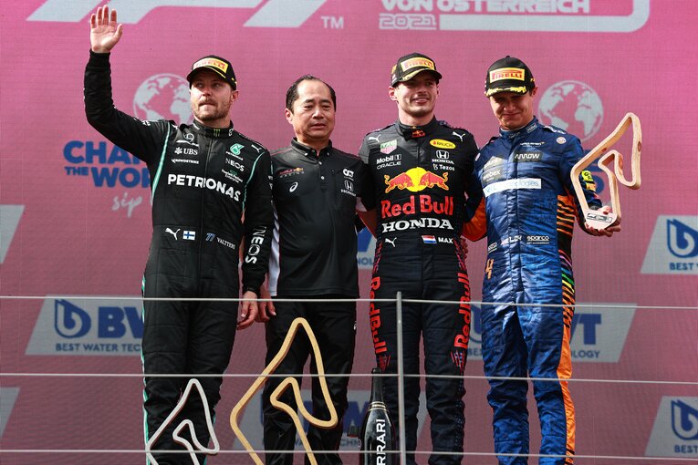 21年シーズンまでホンダF1の陣頭指揮をとった田辺元TD（左から2番目）。21年のオーストリアGPでは、功績を讃えられ表彰台に登壇した　©Getty Images