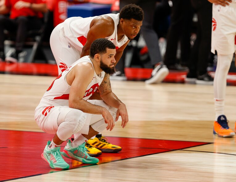 カイル・ラウリー（右）とフレッド・バンブリート　©USA TODAY Sports/REUTERS/AFLO