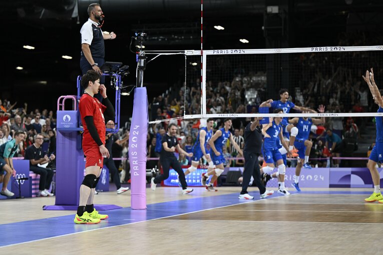 パリ五輪準々決勝で逆転負けを喫した日本代表。ネットの向こうには、歓喜するイタリア代表の姿が…　©︎Asami Enomoto/JMPA