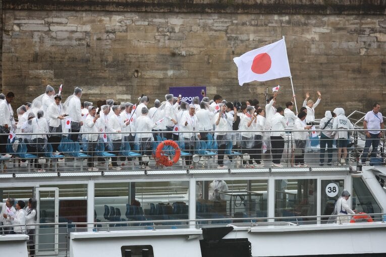 開会式で旗手を務めた半井重幸（Shigekix）と江村美咲（2枚目／全2枚）©JMPA