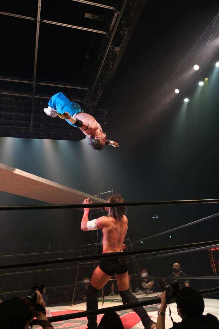 カリスマ葛西純「世の中は無駄な血を一滴も流すな」 頬を串刺し、人間ダーツ…それでもデスマッチが“ただの残虐ショー”ではない理由(58)