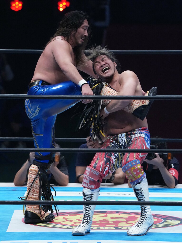 辻陽太にドラゴンスクリューを見舞う棚橋弘至　©Essei Hara