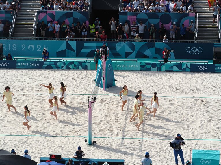 試合の合間のパフォーマンス　©JMPA