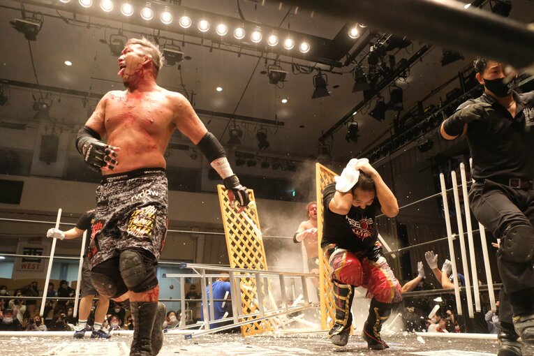 「デスマッチ・イズ・マイライフ」妻の急死を乗り越えた“クレイジー・キッド”竹田誠志の決意「蛍光灯やカミソリで傷つけ…でもそれが生きがい」(52)