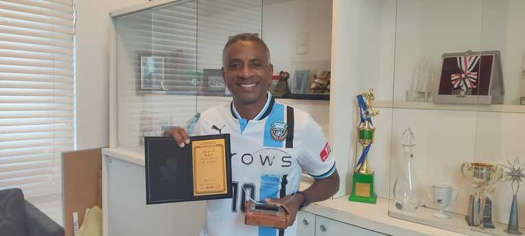 J1得点王とJ２得点王の記念品を手に…写真はまだまだ続きます　©Hiroaki Sawada