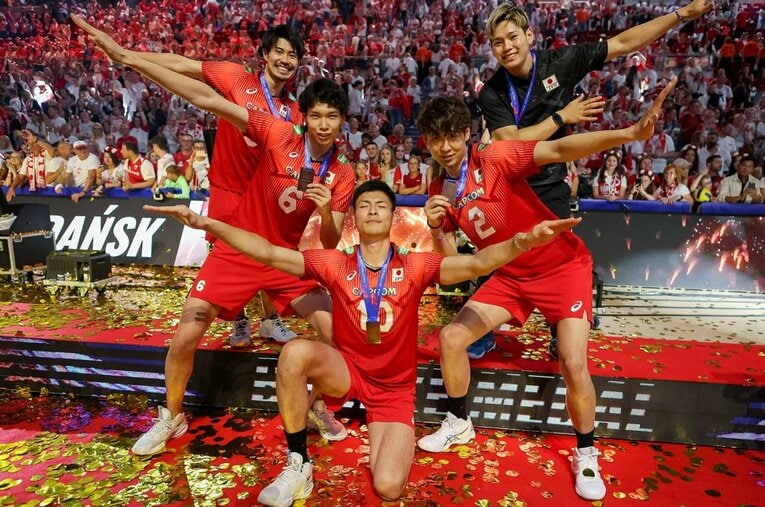 関田誠大、西田有志と共にネーションズリーグ表彰式でポーズを決めるミドルブロッカーの山内晶大（6番）、高橋健太郎（10番）、小野寺太志（2番） ／ photograph by Newspix.pl/AFLO