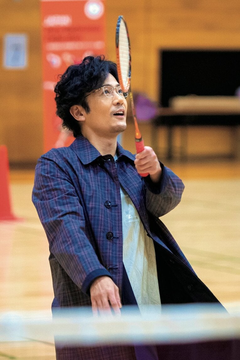 ラケットを持つと中学のテニス部時代を思い出すと楽しむ稲垣吾郎　©︎Takuya Sugiyama