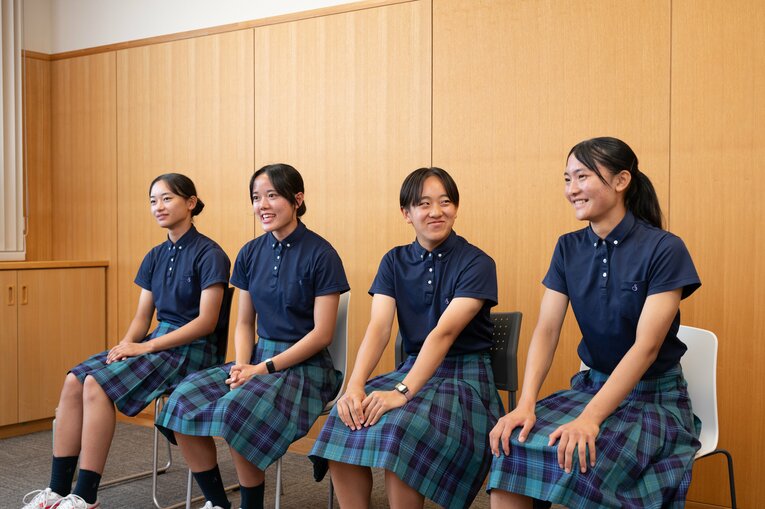 今夏のインターハイ女子トラック部門で総合優勝を果たした佐久長聖陸上部の（左から）阪真琴、宮澤希、中村波南、鎌倉梨々華の4人　©Tadashi Hosoda