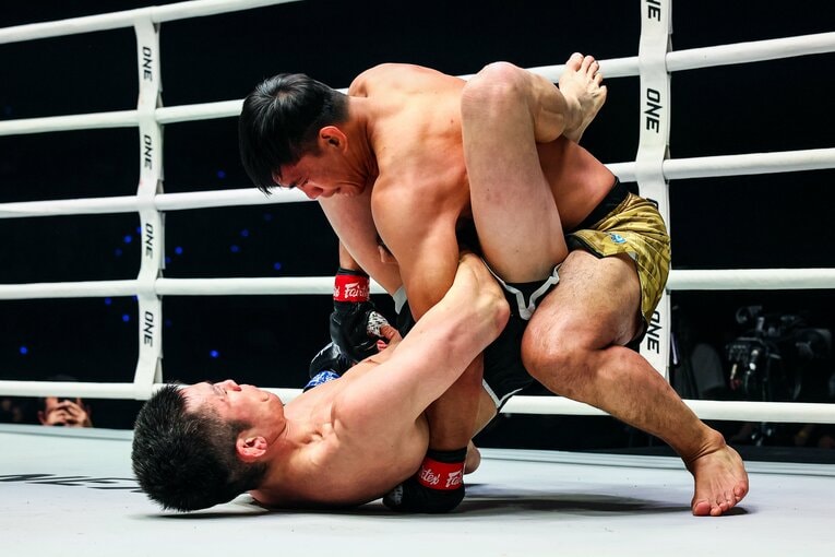 2025年3月23日、かつてタイトルを争ったエドゥアルド・フォラヤンと3度目の対戦　©ONE Championship Susumu Nagao