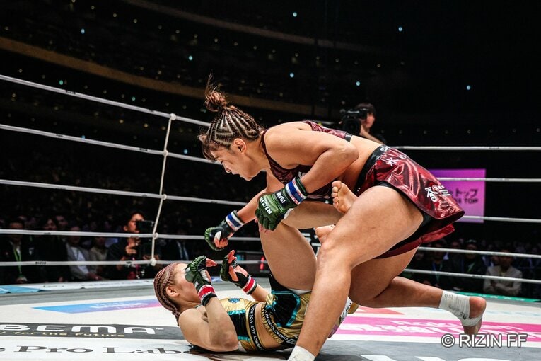 追撃を試みるRENA　©RIZIN FF