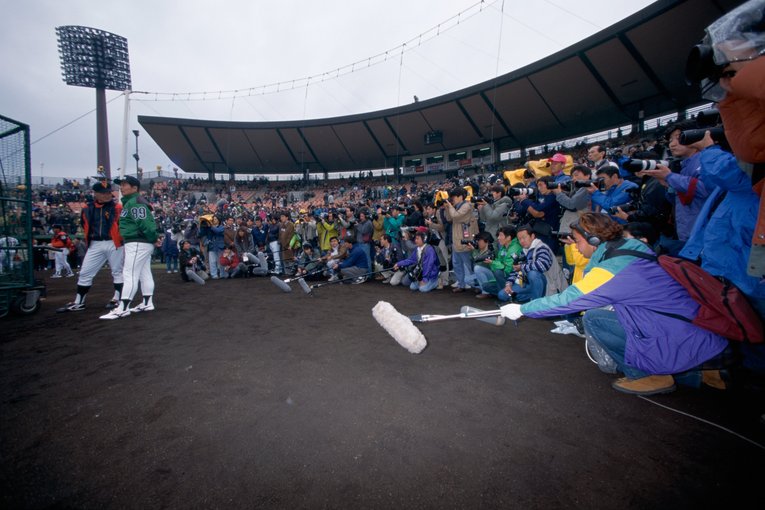 オープン戦にもかかわらず、多くの報道陣に囲まれる“ON対決”（1993年）©︎Naoya Sanuki