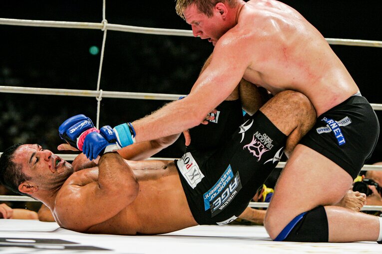 2006年9月、PRIDE無差別級グランプリ準決勝で、かつて挑発を受けた因縁のジョシュ・バーネットと初対戦