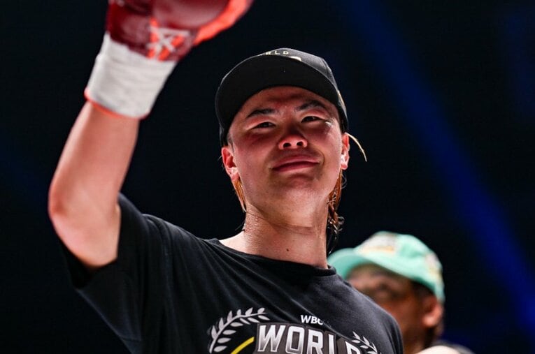 再起戦で強敵エストラーダを撃破した那須川天心（27歳）。ここまでの苦しみを物語るように、試合直後には感極まる場面もあった ／ photograph by Hiroaki Finito Yamaguchi