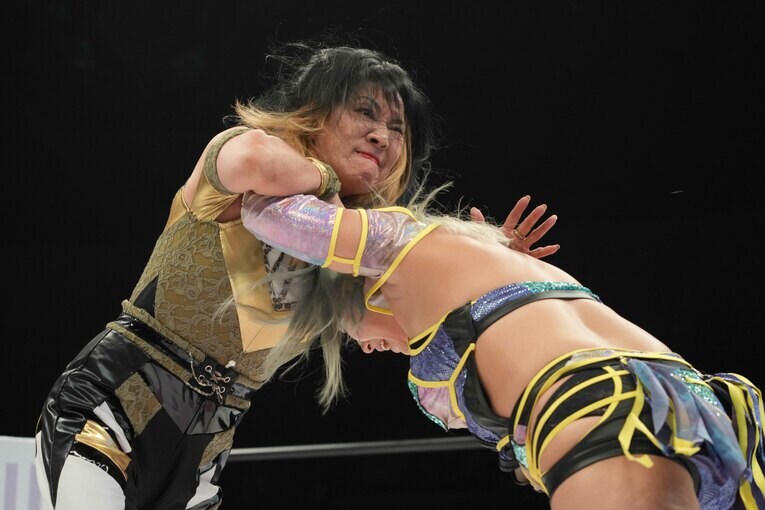 渡辺桃と組み合うジャガー横田