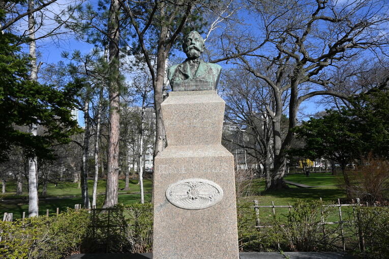 メインストリートの南端近くにあるクラーク博士像には「Boys, be ambitious」と刻まれている