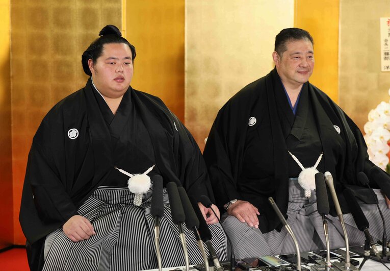 大関昇進の伝達式後、記者会見に臨む琴ノ若（左）と佐渡ケ嶽親方（元関脇・琴ノ若）　©JIJI PRESS