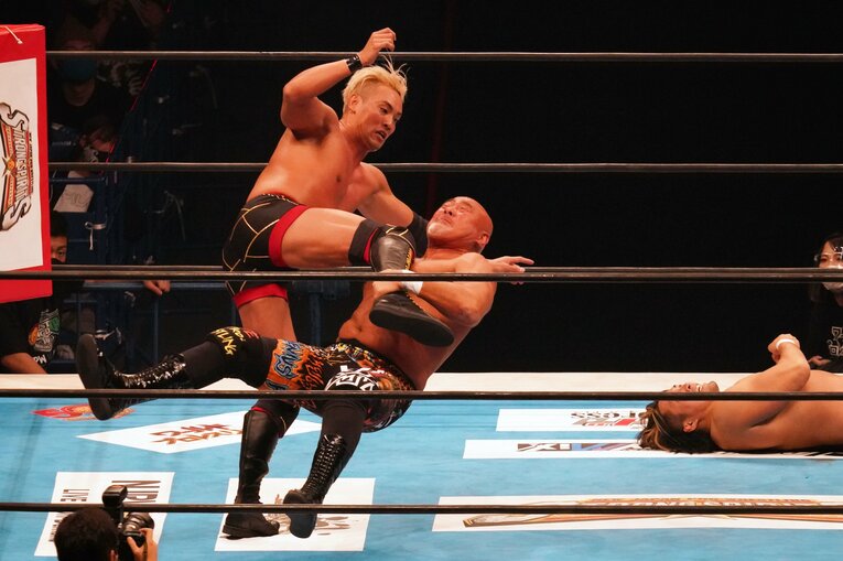 元新日のレジェンド武藤を容赦なく攻め立てるオカダ