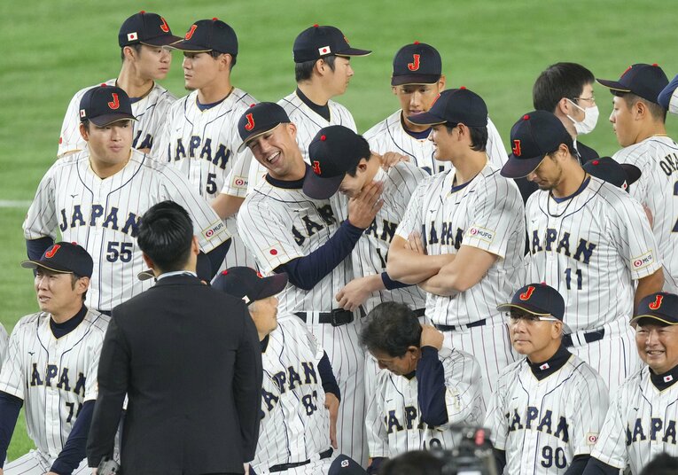 WBCの一コマ。佐々木朗希にふざけるヌートバー。見守る大谷　©KYODO