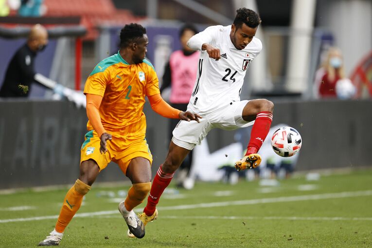 屈強なDFを相手に突破を試みる鈴木武蔵。終盤に見せ場を作った　©Getty Images