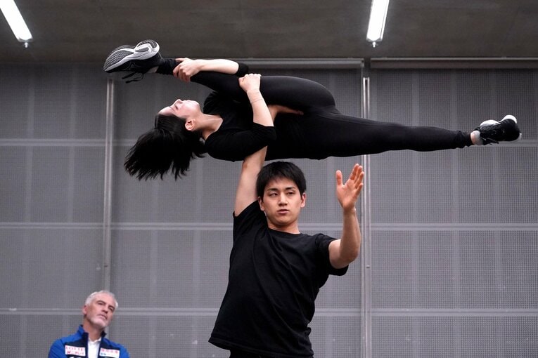 練習風景「だから持ち上げられるのか…」練習するりくりゅうペア　©Getty Images