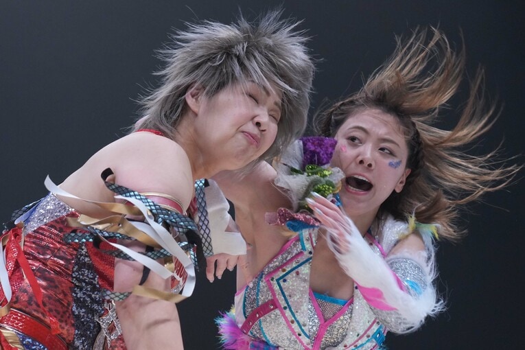 彩羽匠にエルボーを放つ岩谷麻優　©Essei Hara