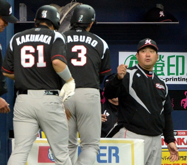 2014年4月のオリックス戦。代打・根元俊一の勝ち越しタイムリーで生還した角中とサブローは伊東監督の出迎えを受ける　©SANKEI SHIMBUN