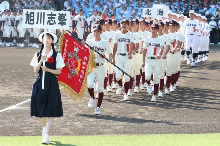 北北海道代表として甲子園に出場した旭川志峯。コーチを務めた原田脩は昨年まで香川・尽誠学園におり、関係校が2校同時に甲子園出場となった ／ photograph by JIJI PRESS