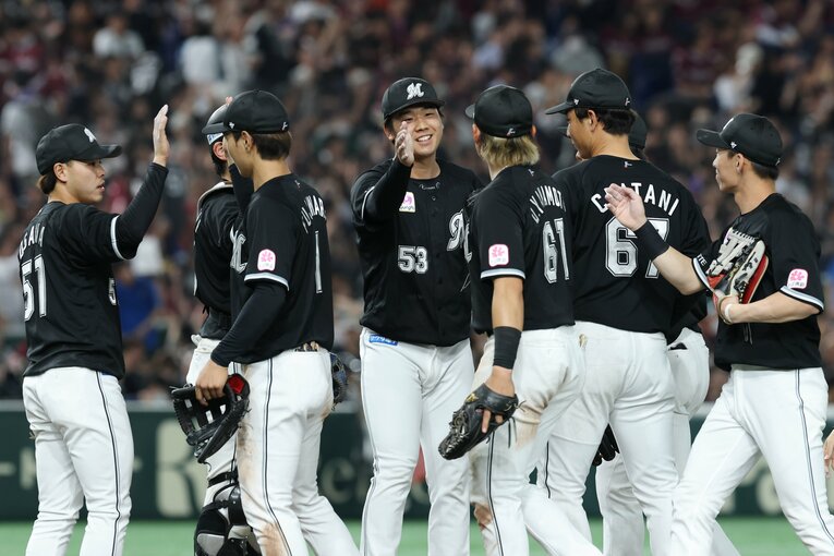 楽天戦でプロ初セーブを挙げた木村はナインから祝福を受ける　©︎JIJI PRESS