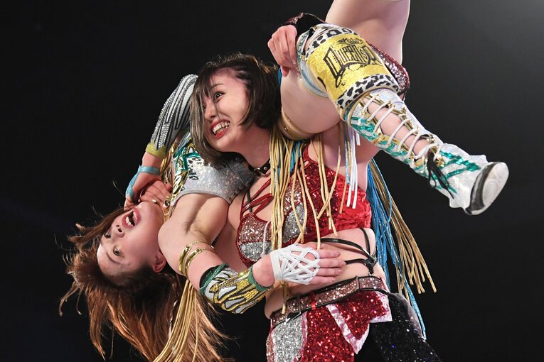 アルゼンチン・バックブリーカーで上谷を担ぎ上げるひめか　©Masashi Hara