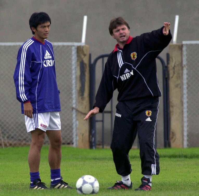 松田を指導するトルシエ監督　©️日刊スポーツ／アフロ