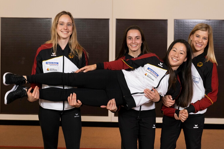 代表内定が決まった直後にポーズを決めるザラ・フォス選手（左）、エリザベト・ザイツ選手（右）らドイツの女子体操選手たち　©Getty Images