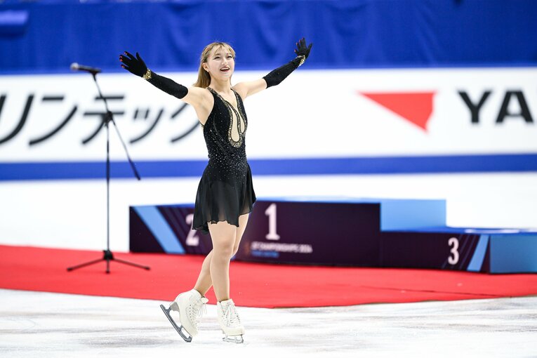全日本選手権表彰式の坂本花織　©︎Asami Enomoto