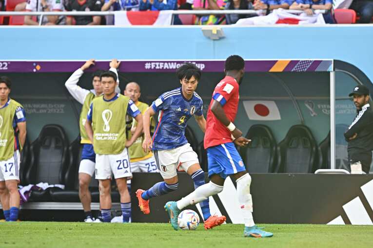 三笘薫のドリブル連続写真（1枚目／全7枚）©Takuya Kaneko/JMPA