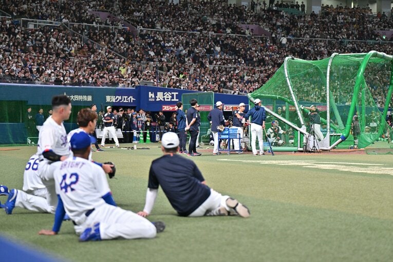 大谷の打撃練習を見つめる中日ナイン　　©Hideki Sugiyama