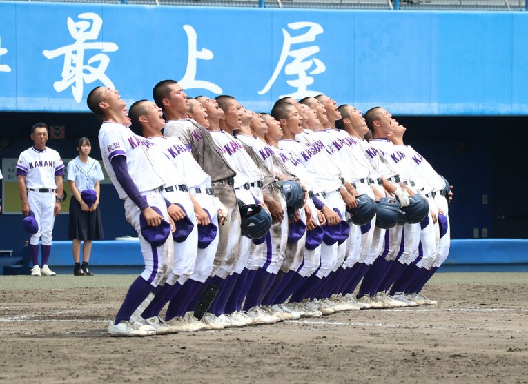 2年連続で甲子園出場を決め、校歌を歌う金足農の選手たち　©JIJI PRESS
