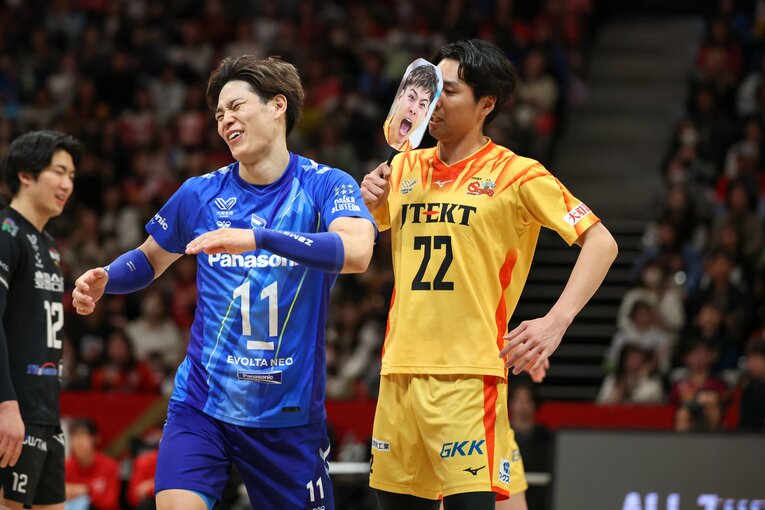 負傷欠場した高橋健太郎のお面を手に西田有志（大阪ブルテオン）をいじる岩本大吾（ジェイテクトSTINGS愛知）©︎SV.LEAGUE