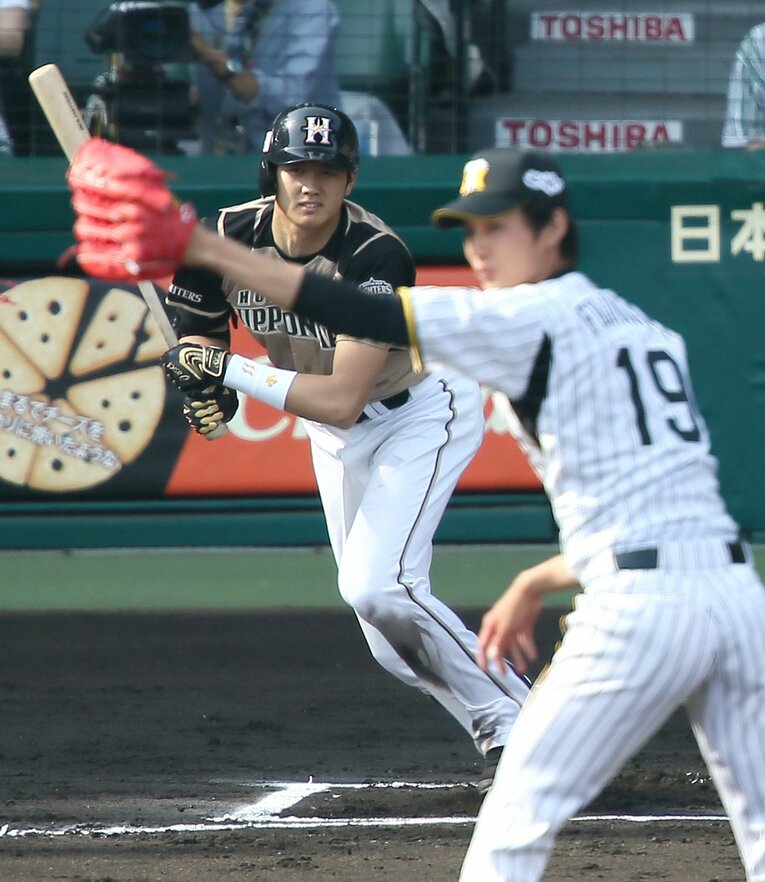 プロの舞台で初対決（2013年の交流戦）。大谷が2打席連続で二塁打を放った　©JIJI PRESS