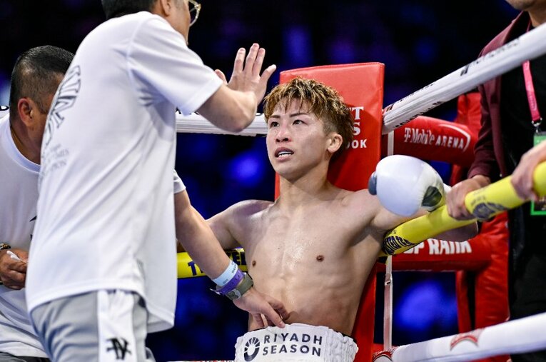 ダウンを喫した直後のインターバルでの井上尚弥。真剣な表情で父・真吾トレーナーの指示に耳を傾ける ／ photograph by Hiroaki Yamaguchi