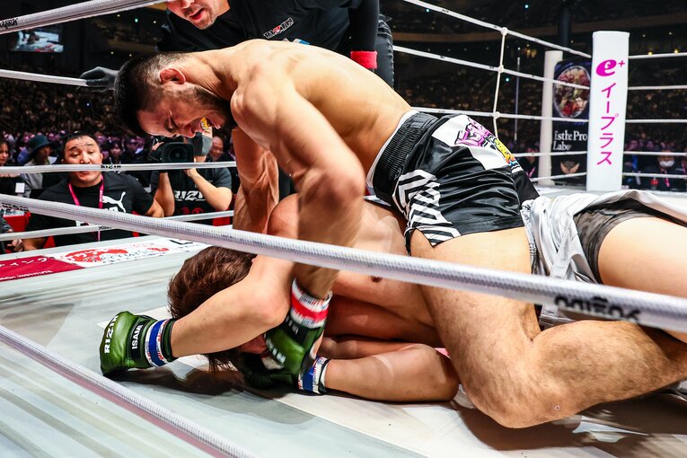 朝倉未来の顔面に強烈なパウンドを叩き込むシェイドゥラエフ（連続写真の4枚目） ©RIZIN FF Susumu Nagao