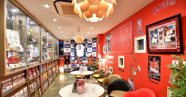 大谷翔平グッズ収集で総額2500万円超え！ ボール、ロジン、兜まで…大谷を“好きすぎる”越谷の歯医者が語る「待合室を“ショールーム”にした理由」 -  MLB - Number Web - ナンバー