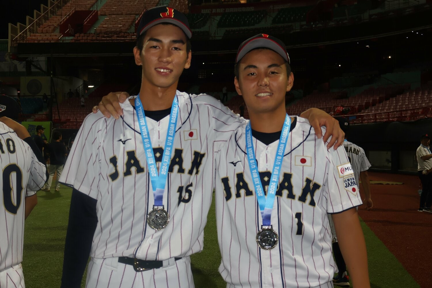 U18アジア選手権での戦いで獲得した銀メダルをかける間木と今朝丸　©Fumi Sawai