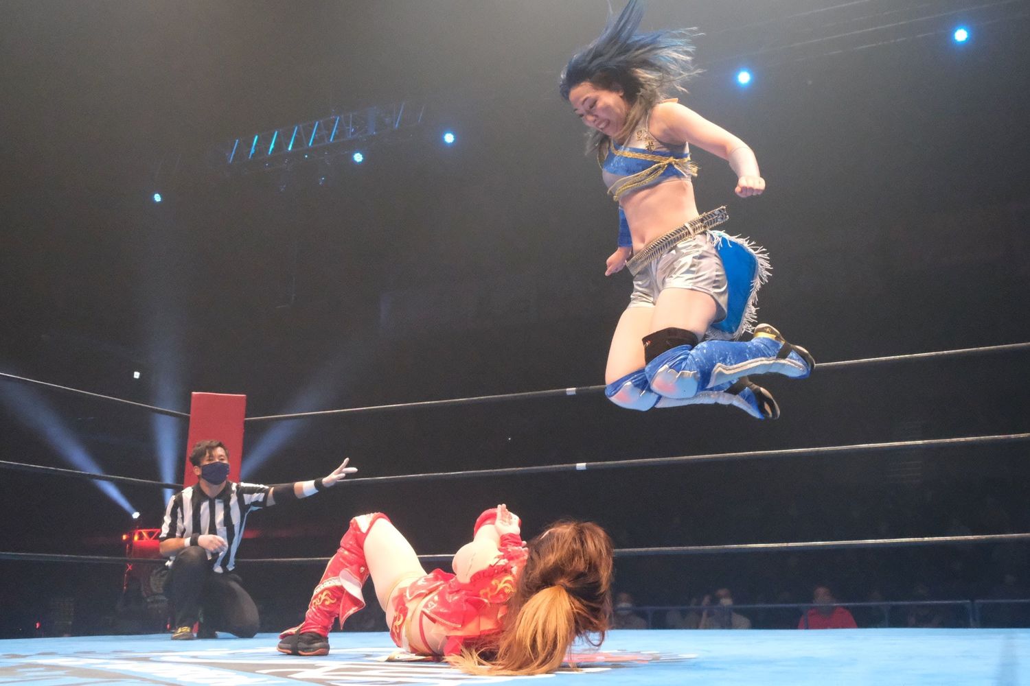 世羅のダイビング・ダブルニードロップでフィニッシュ