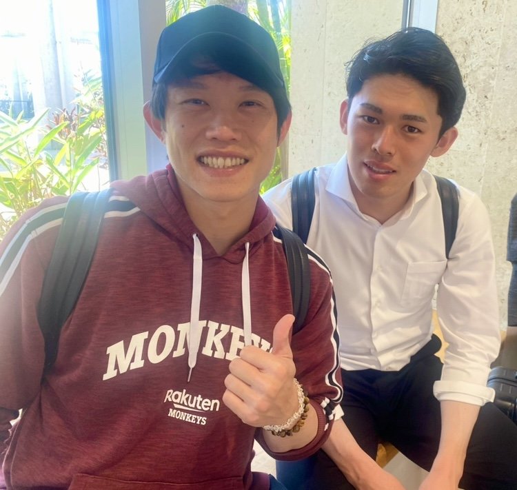 佐々木朗希と笑顔で写真におさまるチェン ©︎Chiba Lotte Marines