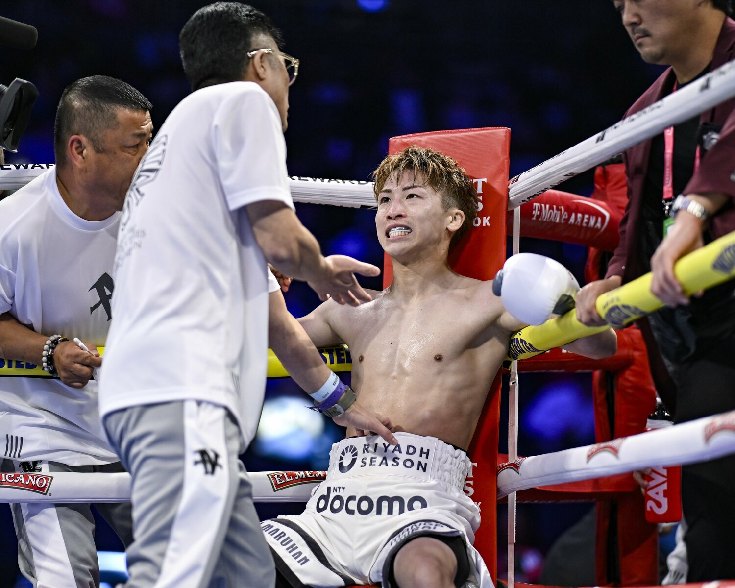 「珍しい表情が撮れたんです」。イーッと歯を見せる井上尚弥（2ラウンド後のインターバル） ©Hiroaki Finito Yamaguchi