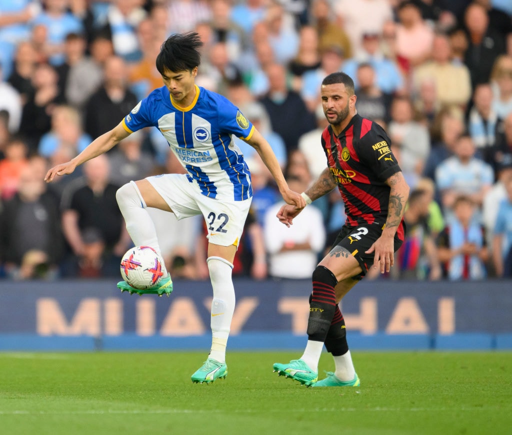 シティのウォーカーとマッチアップする三笘 ©Getty Images