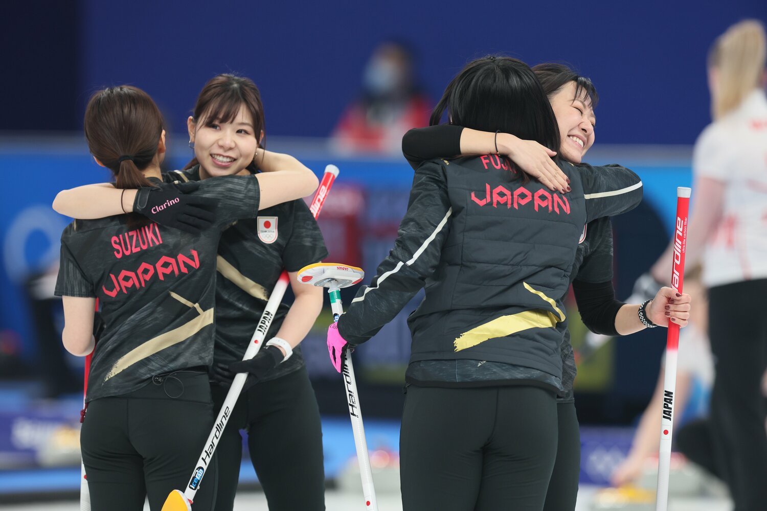 韓国に「コンシード」で敗れた日本。それでも勝った試合と同じように笑顔でハグをする　©JMPA