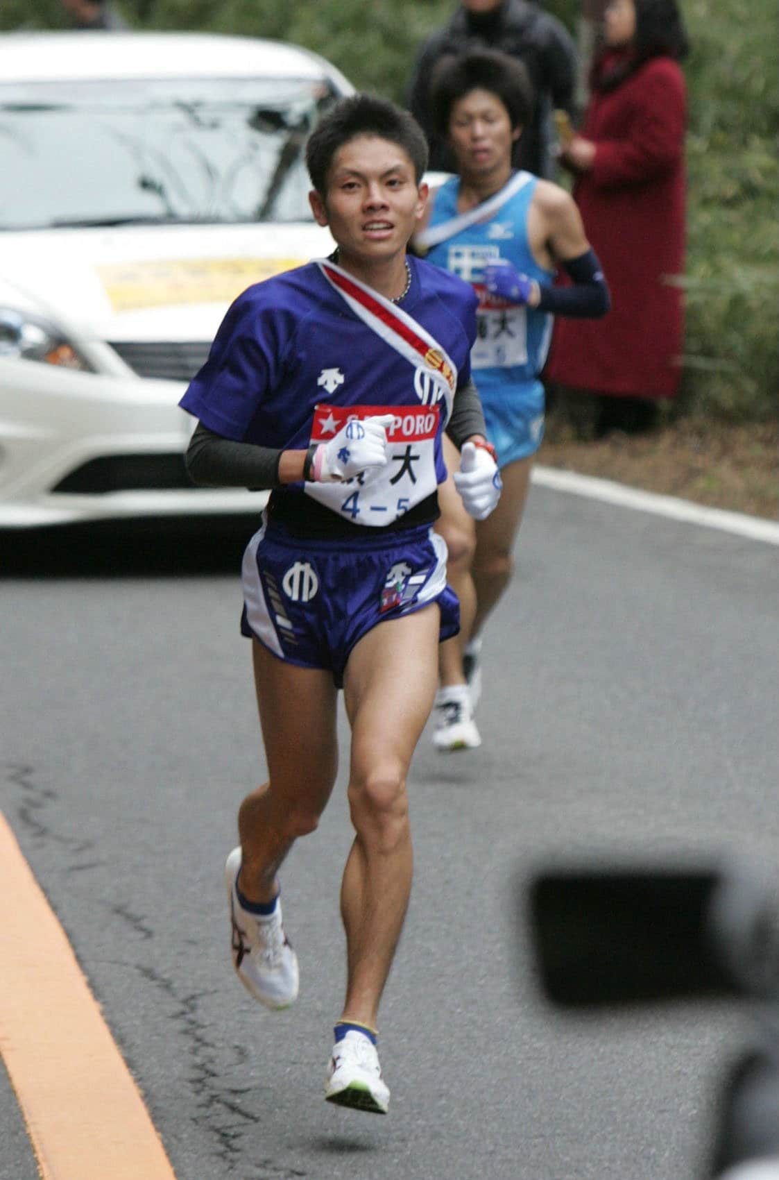 山登りでごぼう抜きした今井（左）はついに東海大・石田和也（右）を抜き去る　©︎JIJI PRESS