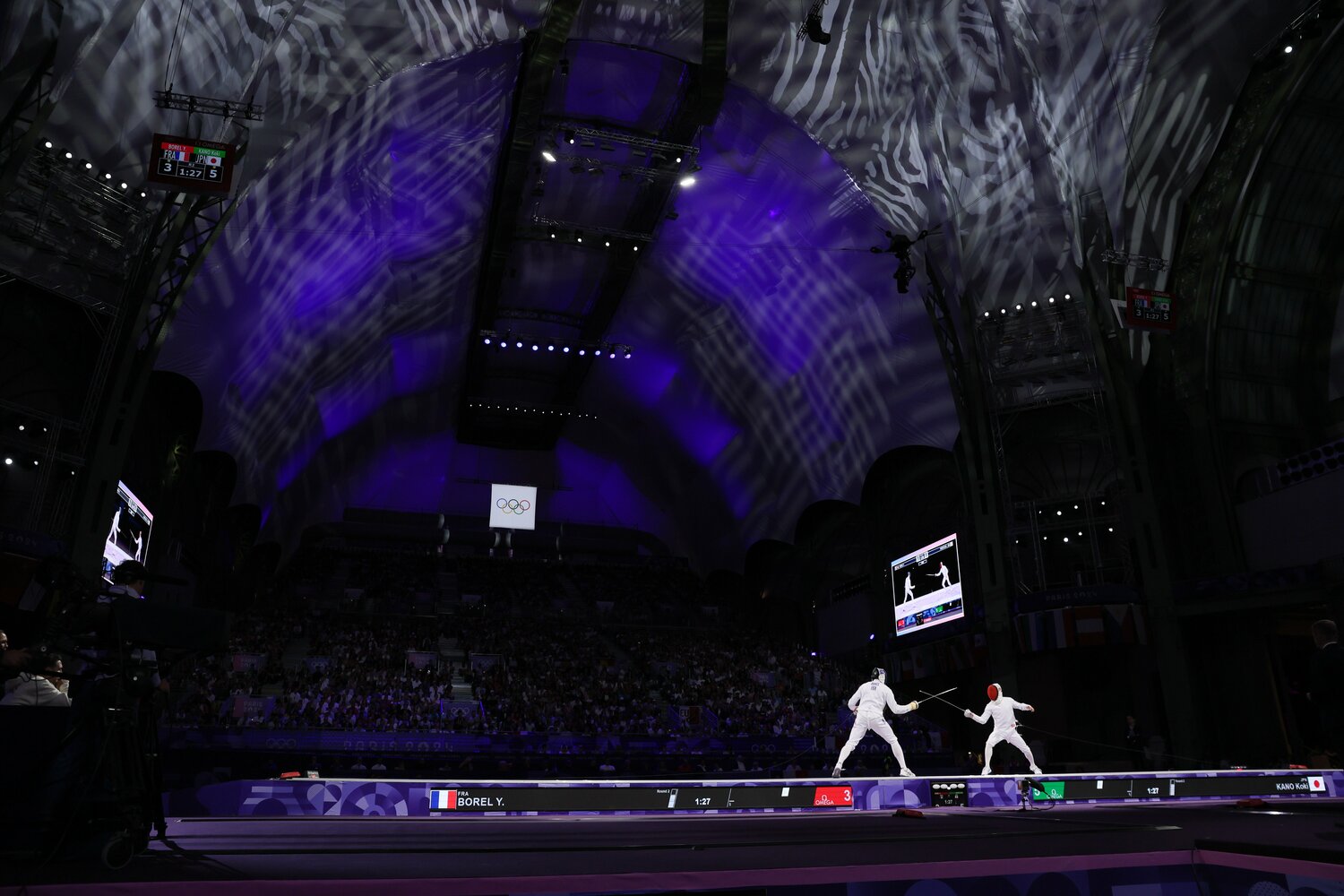 フェンシング会場のグラン・パレ。地元のボレルに凄まじい声援が送られた　©JMPA